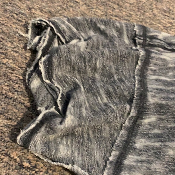 Distressed cut out top - Picture 3 of 5